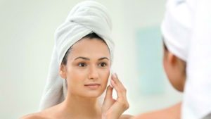 Hentikan Semua Kebiasaan Ini yang Bikin Kulit Berminyak Cepat Tua Meski Masih Muda!